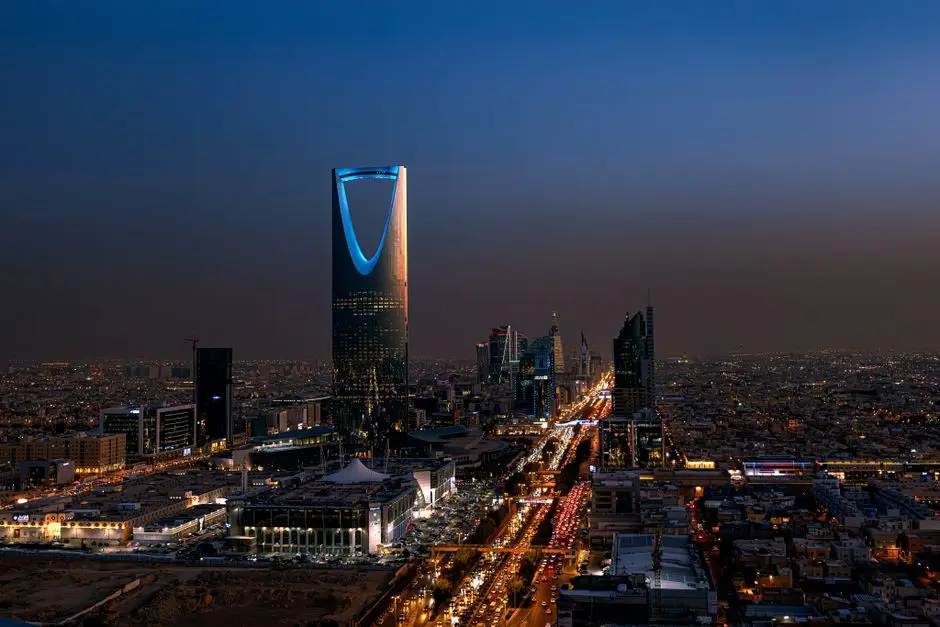 منظر جوي لمدينة الرياض ليلاً، مقر القمة العالمية للأمن والتقنية 2026