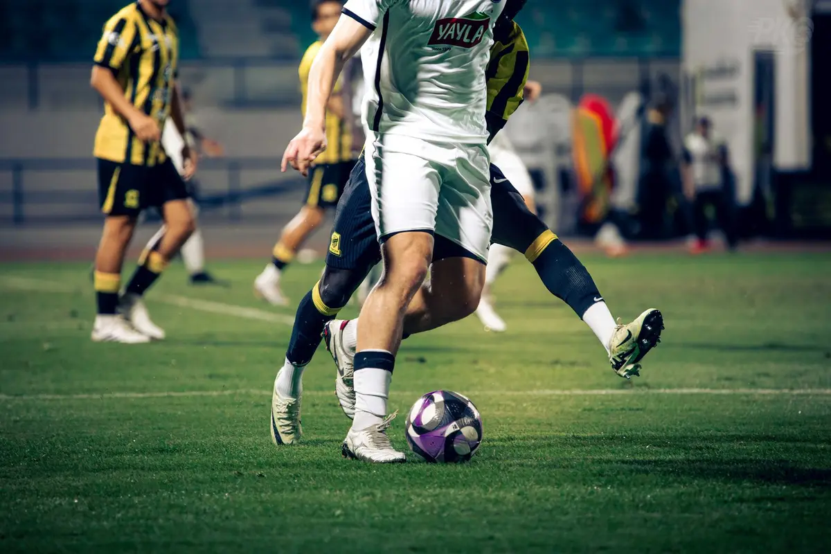 لقطة من مباراة كرة قدم على ملعب حديث لمحاكاة الكلاسيكو داخل FC 26