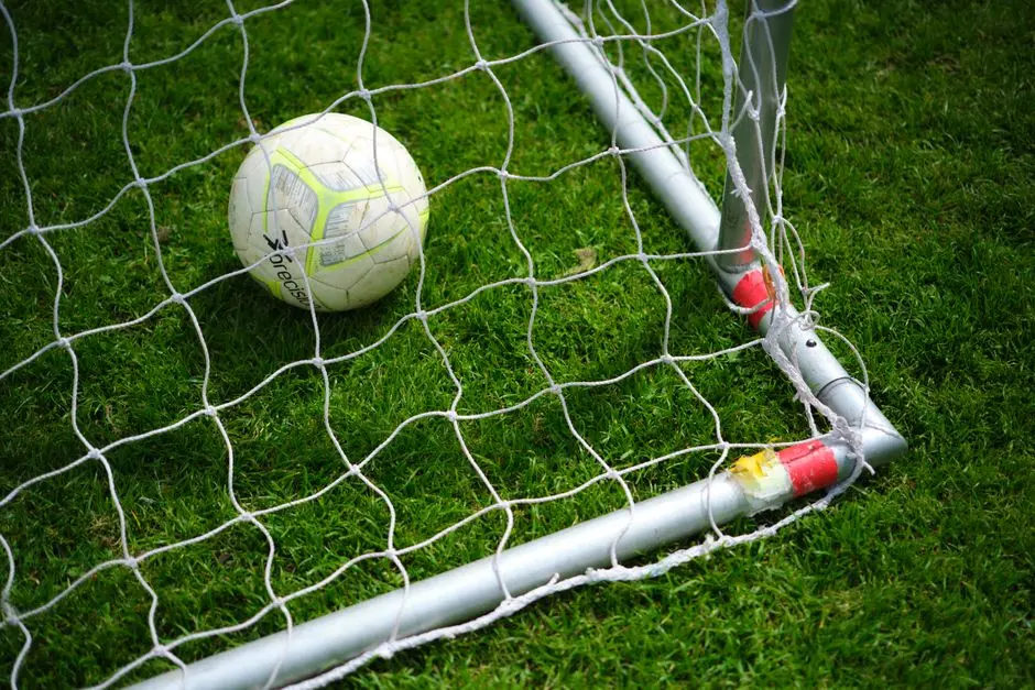 كرة قدم داخل شباك المرمى تحاكي هدف المنتخب الإنجليزي في EA FC 26 خلال كأس العالم 2026