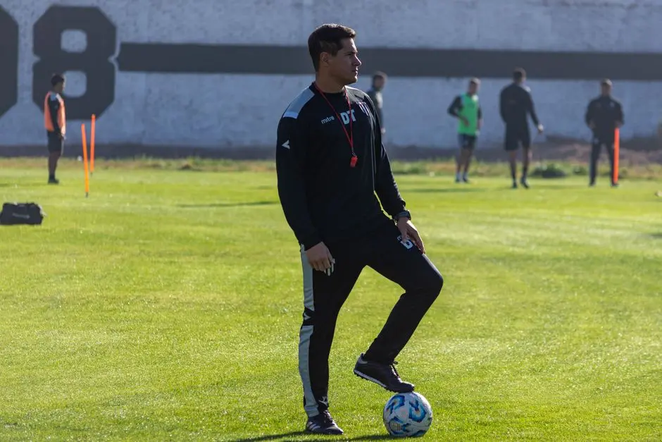 مدرب يوجه لاعبي كرة قدم خلال تدريب يحاكي قائمة المنتخب الإنجليزي في EA FC 26