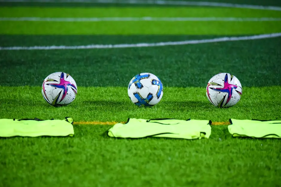 كرات قدم على أرضية ملعب أخضر تمثل تقييمات لاعبي المنتخب السعودي في EA FC 26