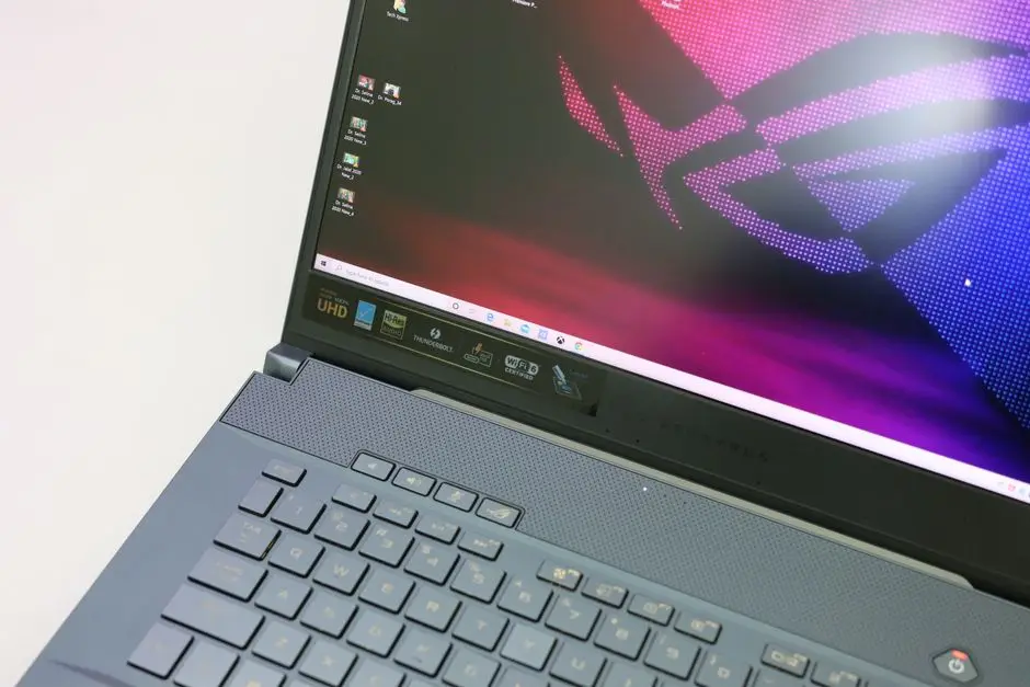 لابتوب ألعاب بإضاءة RGB يحتاج تبريد اللابتوب القوي للحفاظ على الأداء