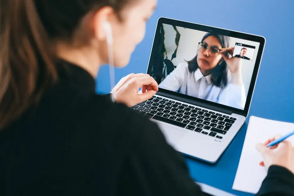 امرأة في مكالمة فيديو مؤتمر - مقارنة مكالمات واتساب مع Zoom وGoogle Meet