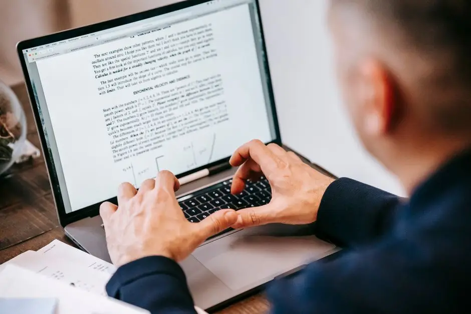 مستخدم يفتح وثيقة على Microsoft Word ويعدّل النص في اللابتوب