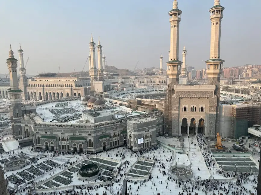 حجاج في الحرم المكي مع تطبيقات تخطيط السفر بالذكاء الاصطناعي