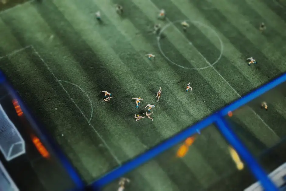 لقطة علوية لمباراة كرة قدم مصغّرة تشبه واجهة eFootball 2026 للبرازيل