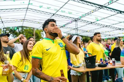 جماهير تشكيلة البرازيل في كأس العالم 2026 بالقمصان الصفراء تتابع المباراة وتحاكيها على EA FC 26