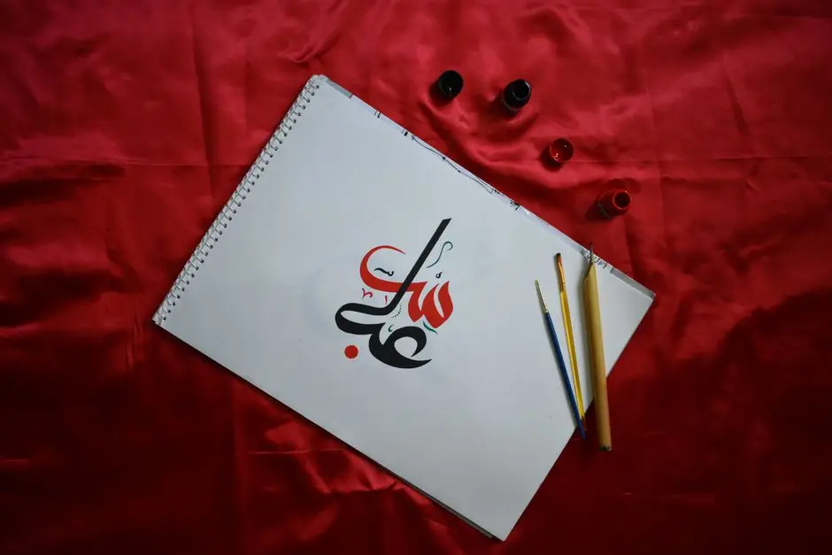 خط عربي كاليجرافي على ورقة مع أقلام لتصميم شعار عربي أصيل