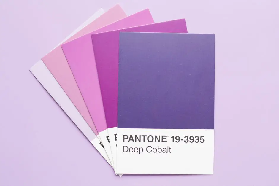 بطاقات ألوان Pantone لاختيار لوحة ألوان تصميم اللوجو الاحترافي