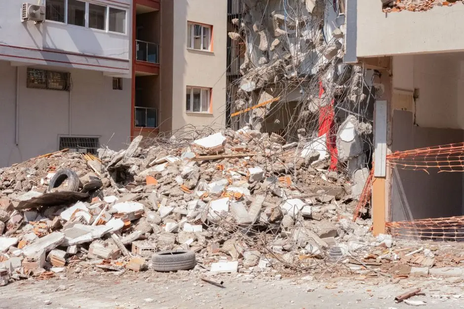 حطام بعد زلزال يوضح أهمية الثواني الأولى وتطبيقات الزلازل