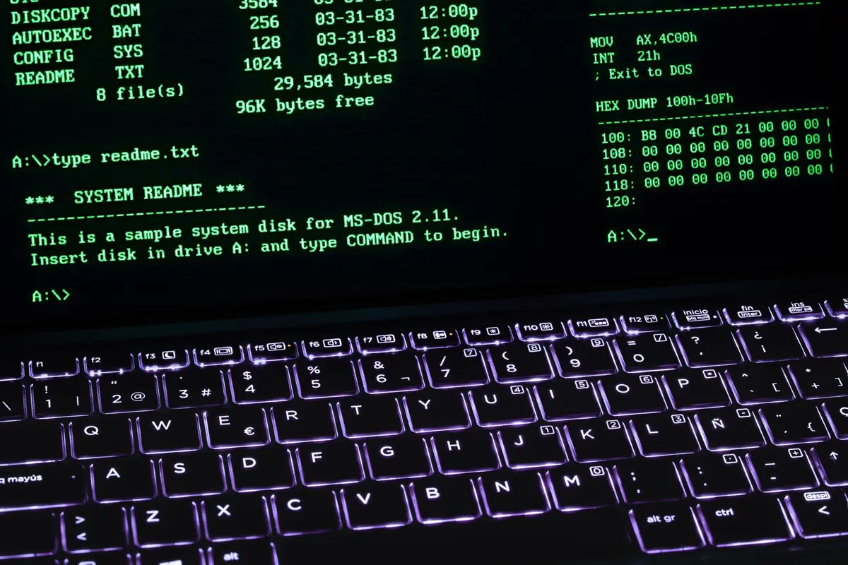 شاشة طرفية ويندوز PowerShell مع لوحة مفاتيح مضيئة