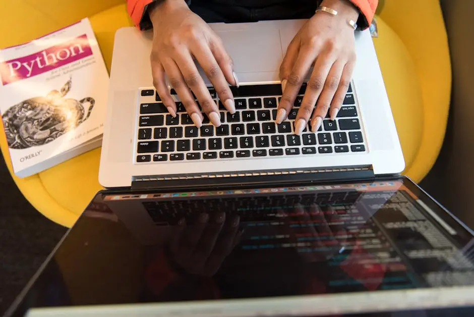 أيدي تكتب كود بايثون على لاب توب مع كتاب Python - تعلم البرمجة من الصفر