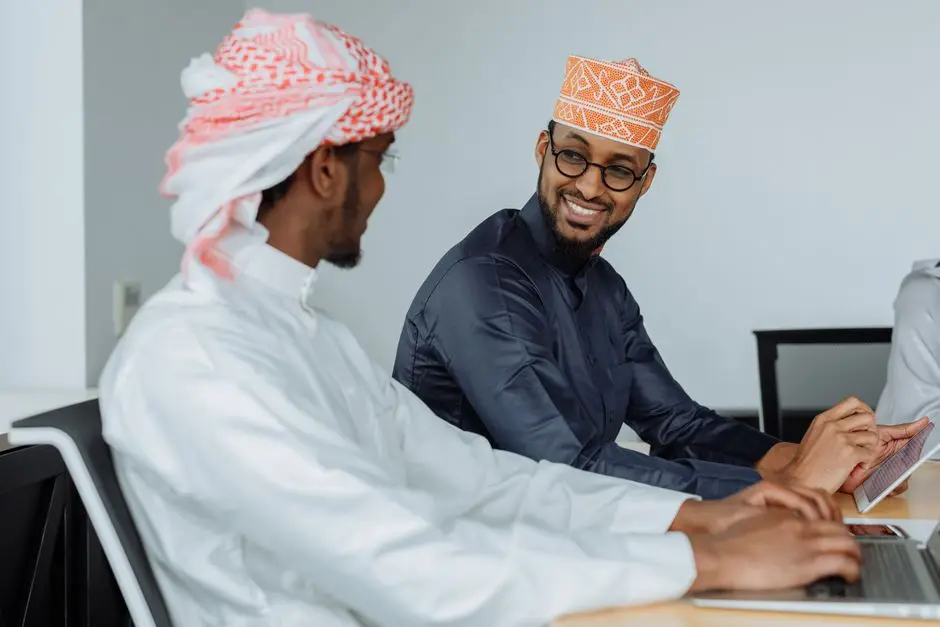 فرق مهنية في بيئة عمل خليجية تناقش مسار تعلم الذكاء الاصطناعي