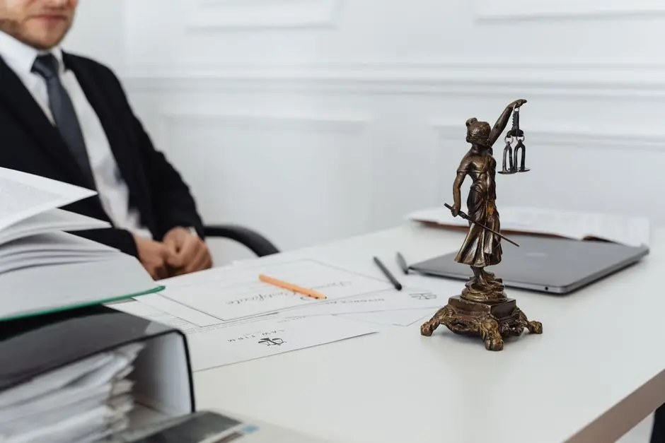 تمثال العدالة ومستندات قانونية تشير إلى حقوق الملكية الفكرية عند تنزيل فيديو تيك توك