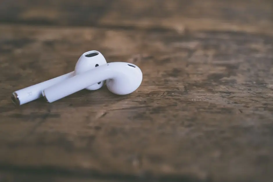 سماعات AirPods بيضاء جاهزة للتنظيف