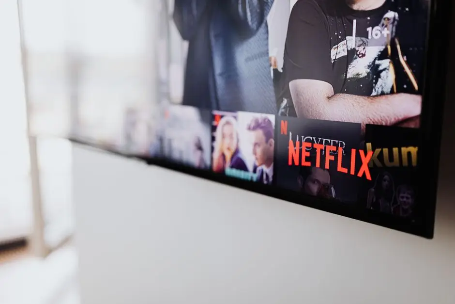 شاشة تلفزيون ذكي تعرض محتوى Netflix عبر AirPlay من الآيفون