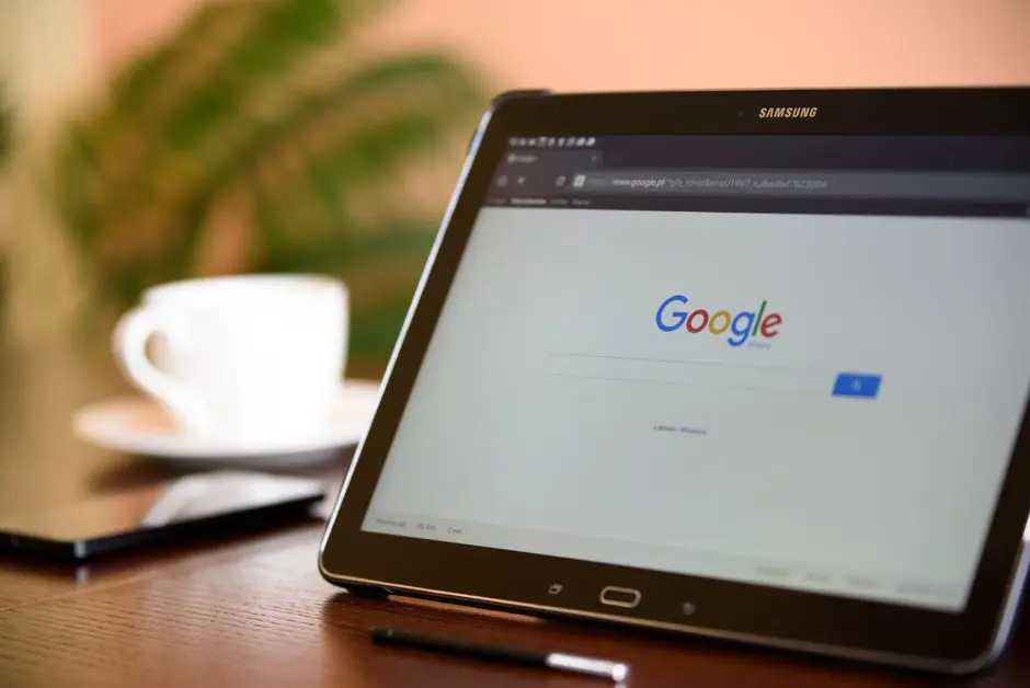 شاشة تعرض واجهة ChatGPT وClaude لاستخدامها مع جوجل هوم