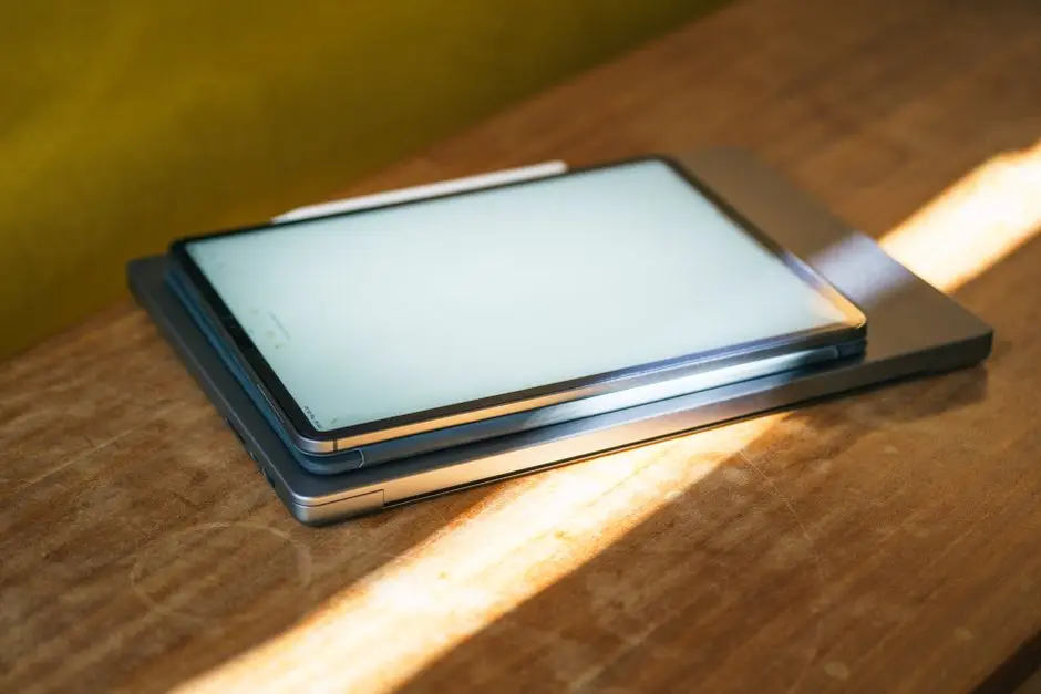 ايباد ميني 8 بشاشة OLED ومعالج A20 Pro على مكتب خشبي