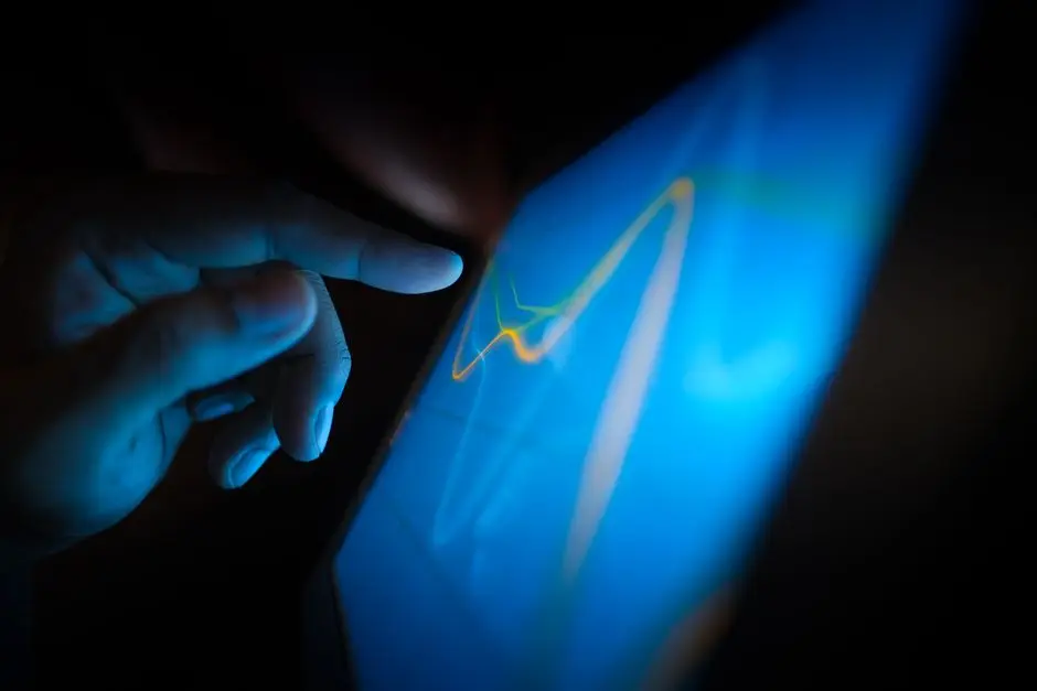 يد تلمس شاشة ماك بوك برو OLED التفاعلية الجديدة