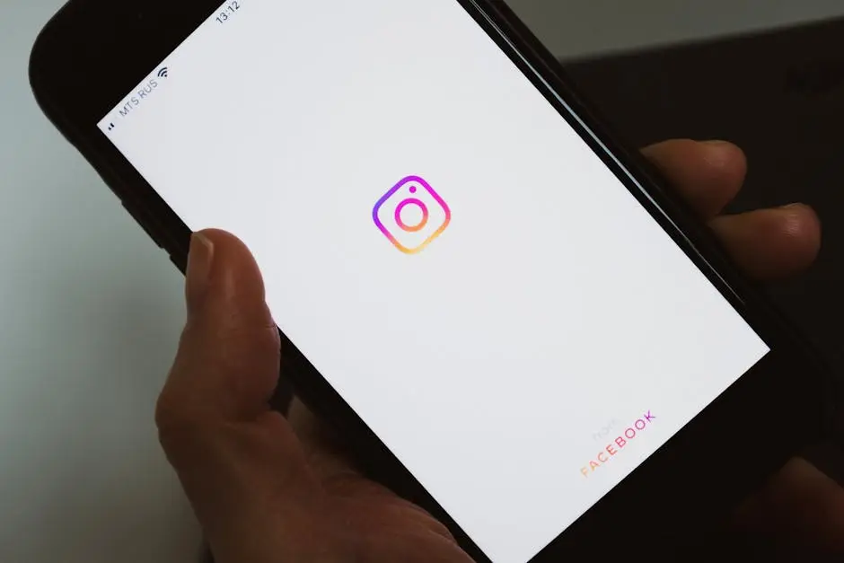 هاتف يعرض شعار انستقرام للاختيار بين تعطيل الحساب وحذفه نهائياً