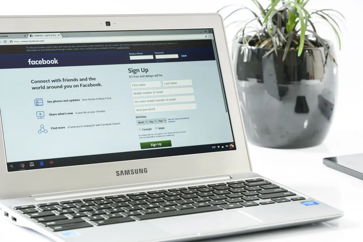 لابتوب يعرض صفحة فيسبوك على المتصفح لتنفيذ خطوات حذف الحساب من الكمبيوتر