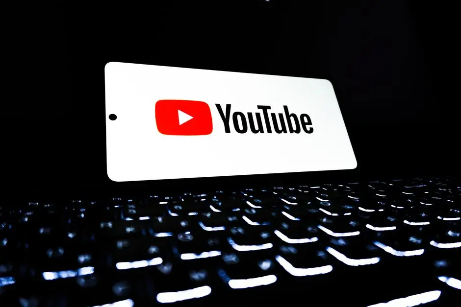 أيقونة يوتيوب على شاشة هاتف تعبر عن حظر إعلانات يوتيوب