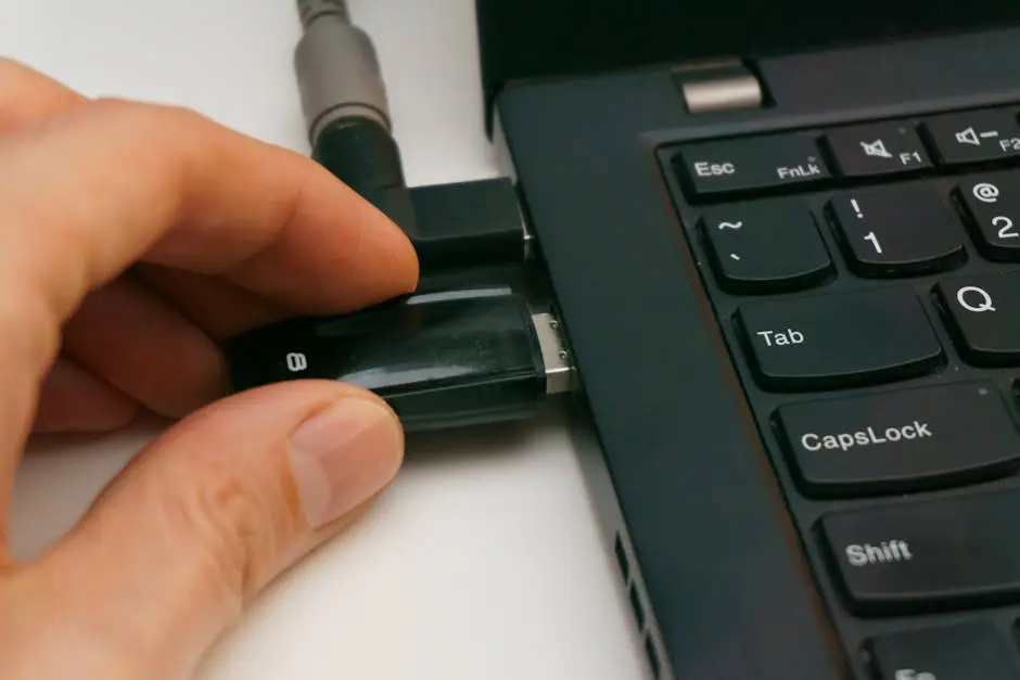 إدخال مفتاح أمان USB في منفذ حاسوب محمول لتفعيل حماية حساب ChatGPT