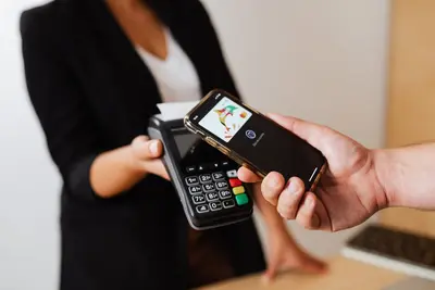 خاصية NFC: الدليل الكامل للاستخدامات والدفع باللمس في 2026
