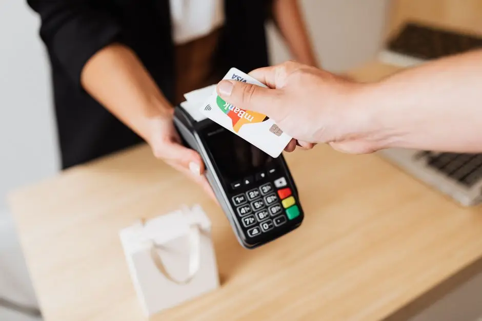 الدفع باللمس عبر خاصية NFC على جهاز نقاط البيع