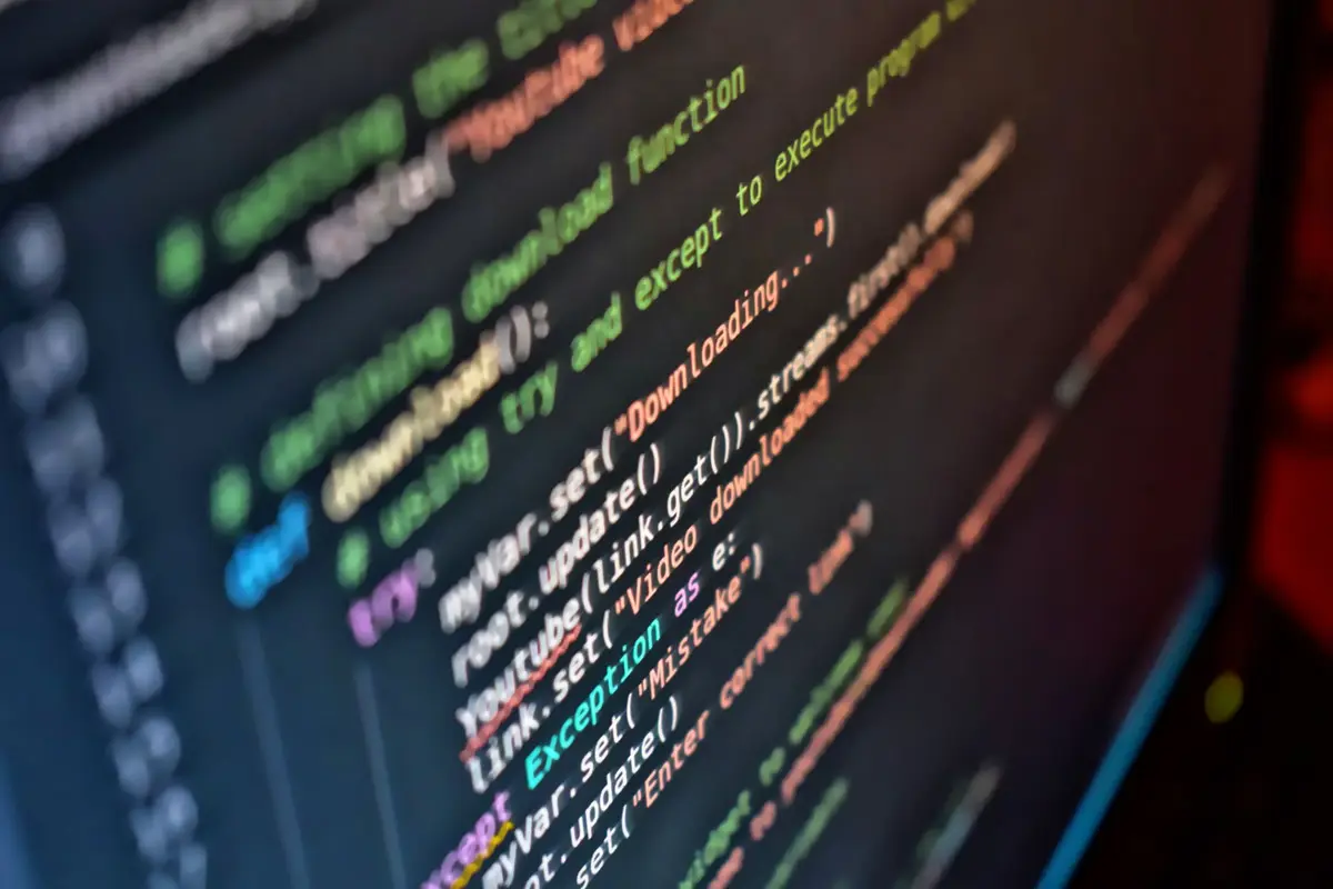 شاشة كود تعبّر عن منصات بناء AI Agents مفتوحة المصدر مثل n8n وDify