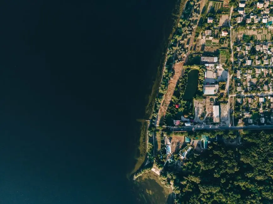 تصوير جوّي لمنطقة ساحلية بدرون DJI Air 3S