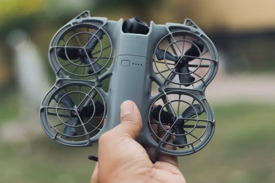 درون DJI مدمج في يد شخص خارج المنزل مناسب للمبتدئين