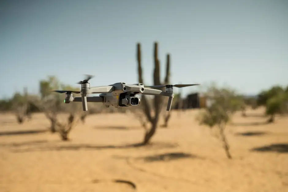 درون DJI يحلّق فوق منطقة صحراوية في السعودية
