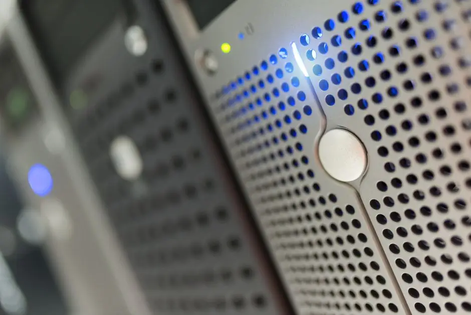 خادم Micron في مركز بيانات بأضواء زرقاء