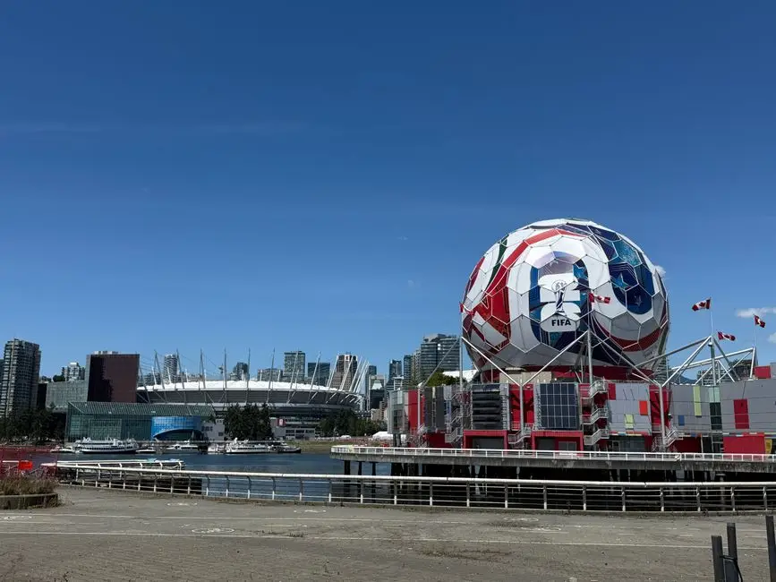 شاشة FIFA أمام ملعب BC Place - ربع نهائي كأس العالم 2026 في EA FC 26