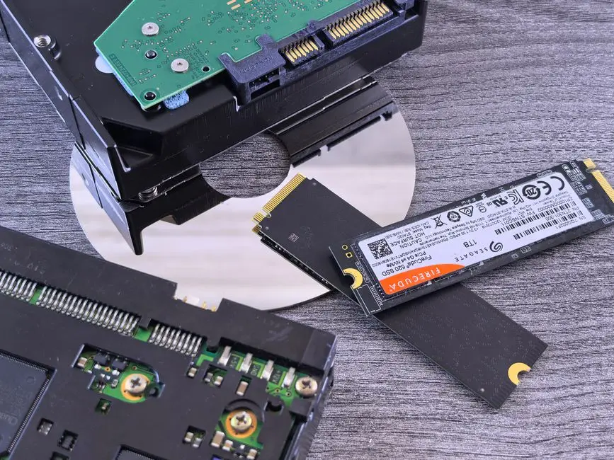 أنواع التخزين NVMe وSSD وHDD مع شرح صحة القرص في صيانة الكمبيوتر
