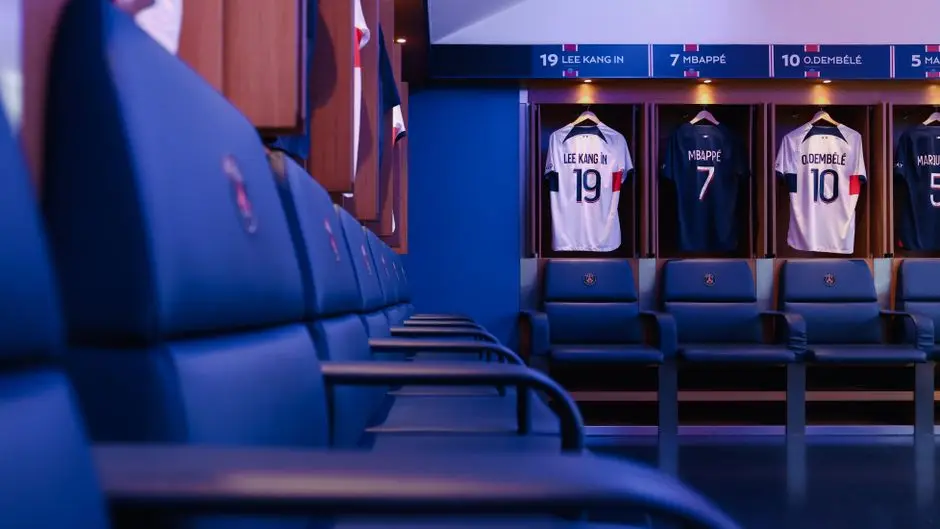 غرفة ملابس منتخب فرنسا وقمصان اللاعبين تعكس قائمة فرنسا في EA FC 27