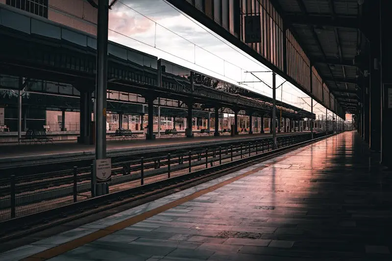 محطة ركاب قطار الاتحاد عند الغروب بتصميم عصري