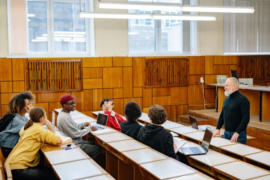 أستاذ جامعي يناقش طلابه حول أزمة كاشف الذكاء الاصطناعي في الفصل
