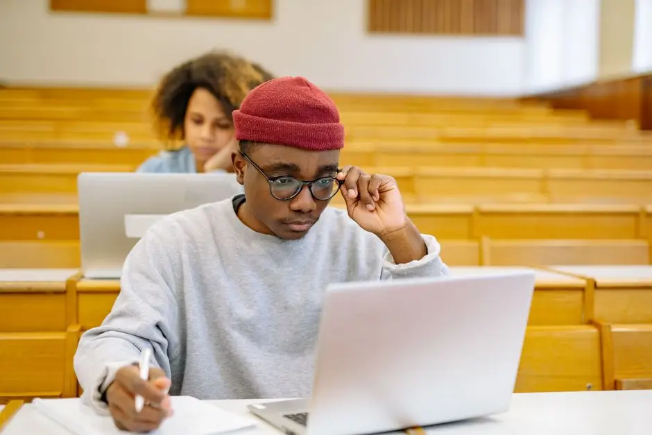 طلاب جامعيون يستخدمون لابتوبات لاختيار أفضل كاشف الذكاء الاصطناعي