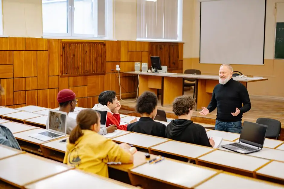أستاذ جامعي مع طلاب في محاضرة يشرح فخ مدغشقر لكشف الذكاء الاصطناعي