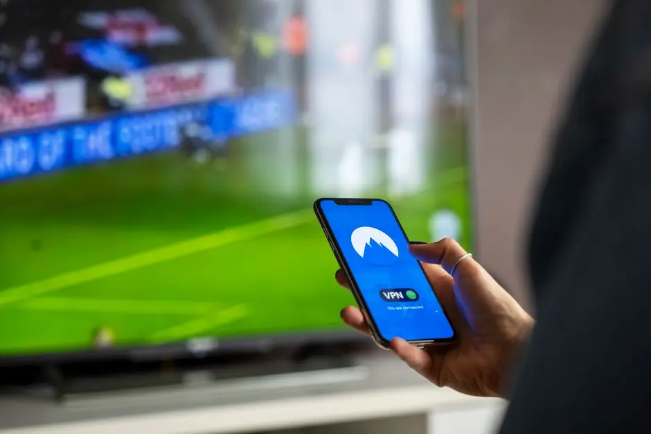 هاتف ذكي يعرض تطبيقاً للتحكم بكاميرات مراقبة منزلية