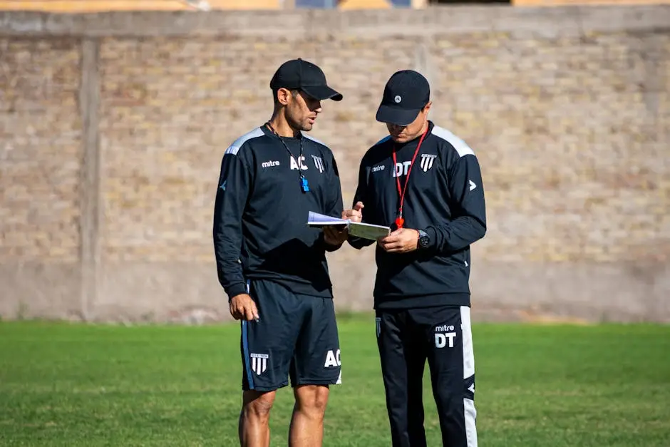 مدربون يراجعون الخطط التكتيكية على أرض الملعب استعدادًا لكلاسيكو ريال مدريد