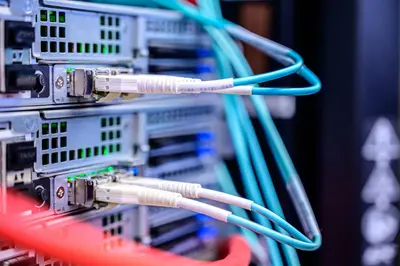 كابلات شبكة متصلة بخوادم تمثل بنية cloudflare dns التحتية