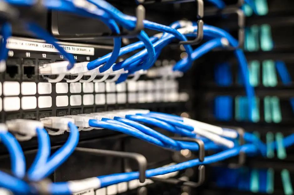 كابلات شبكة متصلة بخادم تمثل بنية cloudflare dns
