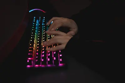 كيبورد ميكانيكي بإضاءة RGB أثناء الكتابة