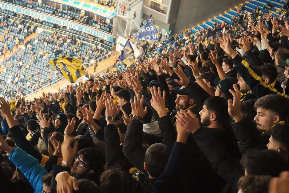 جماهير ترفع أيديها في المدرجات كما تظهر في نظام إدارة الجماهير بلعبة Copa City