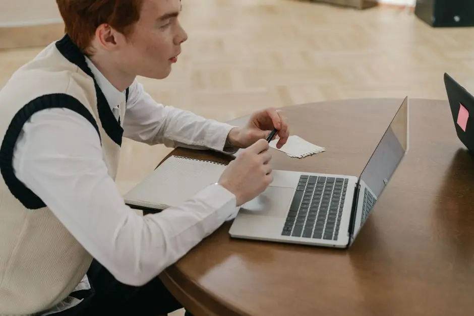 شخص يتعلم استخدام الذكاء الاصطناعي على لاب توب بدليل عملي