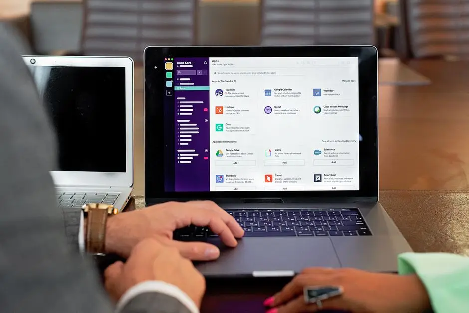 محترفان يتعاونان عبر برنامج اتصال كصورة توضيحية لباقات مايكروسوفت تيمز للطلاب والشركات