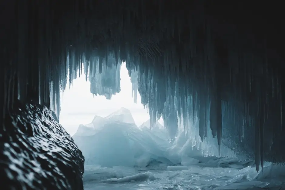 كهف جليدي بـ icicles مثل بيوم Ice Caves في تحديث ماين كرافت 26.4 القادم